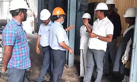 தனியார் சர்க்கரை ஆலையில் வாயு கசிவு ஏற்பட்டதால் 2 தொழிலாளர்கள் மயக்கம்