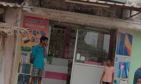 அடுத்தடுத்து 2 செல்போன் கடைகளில் கொள்ளை