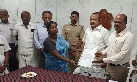 என்.எல்.சி.க்கு நிலம் கொடுத்தவர்களில் 10 பேருக்கு பணி நியமன ஆணைஅமைச்சர் எம்.ஆர்.கே.பன்னீர்செல்வம் வழங்கினார்