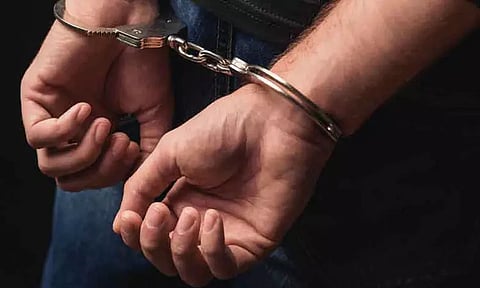 உத்தரபிரதேசத்தில் சட்ட விரோத ஆயுத தயாரிப்பு நிறுவனம் அழிப்பு: 34 துப்பாக்கிகள் பறிமுதல் - 2 பேர் கைது