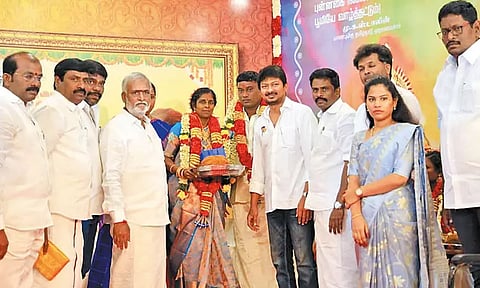 'எடப்பாடி பழனிசாமி - ஓ.பன்னீர்செல்வம் போல சுயமரியாதையை விட்டுக்கொடுத்து வாழக்கூடாது' - அமைச்சர் உதயநிதி ஸ்டாலின் நூதன வாழ்த்து