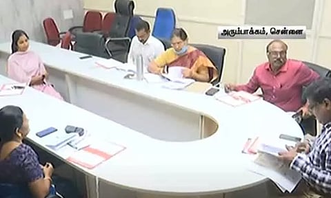 தவறான ஆலோசனைகள் வழங்கியதாக குற்றச்சாட்டு; சித்த மருத்துவர் ஷர்மிகா விசாரணைக்காக சித்த மருத்துவ கல்லூரி அலுவலகத்தில் ஆஜர்