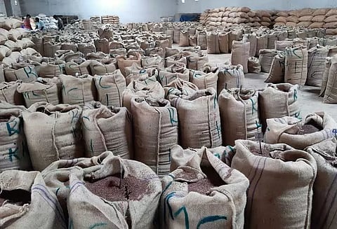 ஒரே நாளில் ரூ.2¼ கோடிக்கு தானியங்கள் விற்பனை