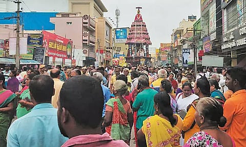 திருவள்ளூர் வீரராகவ பெருமாள் கோவிலில் தேரோட்டம் - திரளான பக்தர்கள் சாமி தரிசனம்