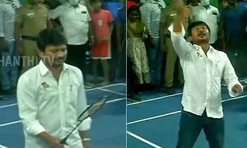 முதல்-அமைச்சர் கோப்பை விளையாட்டுப் போட்டி - தொடங்கி வைத்து இறகுப்பந்து விளையாடிய அமைச்சர் உதயநிதி ஸ்டாலின்