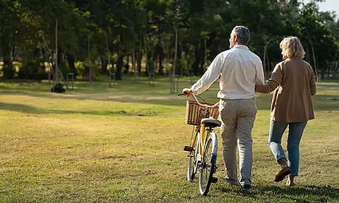 முதியவர்கள் 6 ஆயிரம் அடிகள் நடந்தால்...