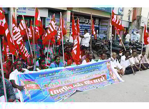 தொழிலாளர் விரோத கொள்கைகளை எதிர்த்துஏ.ஐ.டி.யு.சி. தொழிற்சங்கத்தினர் மறியல்63 பேர் கைது