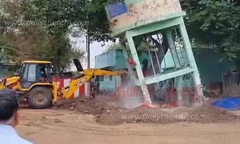 எந்திரம் மீது மேல்நிலை நீர்த்தேக்க தொட்டி விழுந்ததால் பரபரப்பு