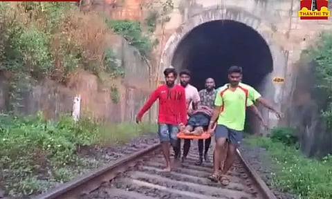 தலைக்கேறிய போதை... 60 அடி உயரத்தில் இருந்து ரெயில்வே தண்டவாளத்தில் தவறி விழுந்த நபர்