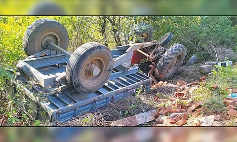 பஸ் மீது மோதியதில் டிராக்டர் 10 அடி பள்ளத்தில் கவிழ்ந்தது - அதிர்ஷ்டவசமாக பயணிகள் உயிர் தப்பினர்