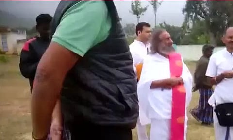 ஆன்மீக குரு ஸ்ரீ ஸ்ரீ ரவிசங்கர் உள்பட 4 பேர் சென்ற ஹெலிகாப்டர் ஈரோட்டில் அவசரமாக தரையிறக்கப்பட்டது