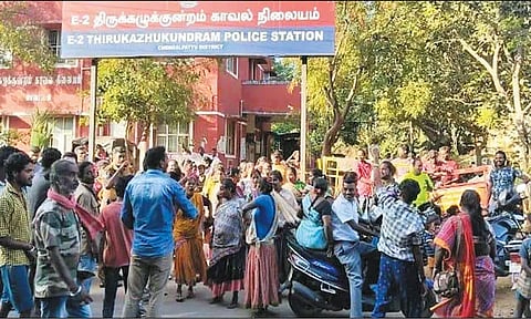 வீட்டுமனை பிரிப்பதில் தகராறு: போலீஸ் நிலையத்தில் திரண்டவர்களால் பரபரப்பு