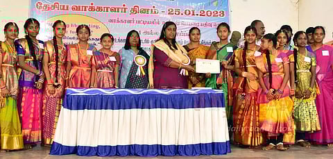 தேசிய வாக்காளர் தினவிழா:போட்டிகளில் வெற்றிபெற்ற மாணவ, மாணவிகளுக்கு கலெக்டர் பரிசுவிழிப்புணர்வு ஊர்வலமும் நடந்தது