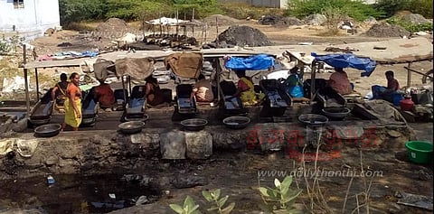 சேந்தமங்கலத்தில் நலிவடைந்து வரும்கருப்பு மண்ணில் இருந்து தங்கம் பிரித்தெடுக்கும் தொழில் ஜொலிக்குமா? தொழிலாளர்கள் எதிர்பார்ப்பு