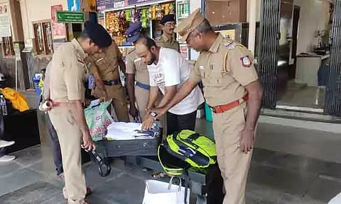 குடியரசு தினத்தையொட்டி போலீசார் தீவிர கண்காணிப்பு