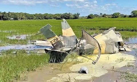 பிலிப்பைன்சில் ராணுவ விமானம் வயலில் விழுந்து நொறுங்கியது - 2 விமானிகள் பலி