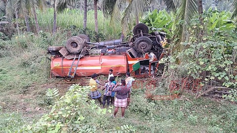 அத்தாணி அருகே லாரி கவிழ்ந்து விபத்துடிரைவர் உயிர் தப்பினார்