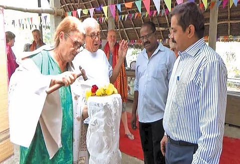 மாமல்லபுரத்தில் கற்சிற்பம் செதுக்கும் பணியில் ஆர்வம் காட்டும் வெளிநாட்டு பயணிகள்