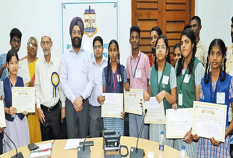 தேசிய வாக்காளர் தின விழிப்புணர்வு போட்டிகளில் வெற்றி பெற்றவர்களுக்கு பரிசு