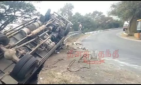 திம்பம் மலைப்பாதையில் லாரி தலைகுப்புற கவிழ்ந்து விபத்து