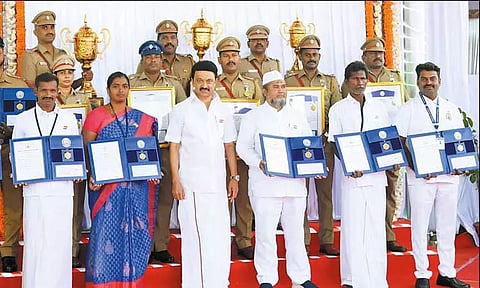 வீரதீர செயல்புரிந்த 5 பேருக்கு அண்ணா பதக்கம்: முதல்-அமைச்சர் மு.க.ஸ்டாலின் வழங்கினார்