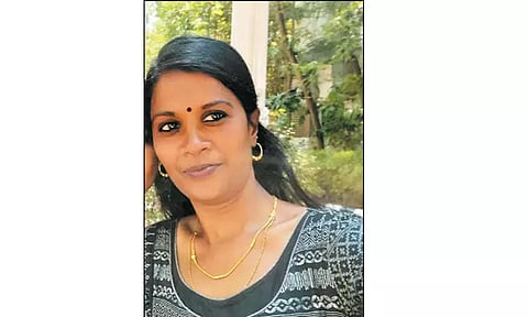 ஆவடி ரெயில் நிலையத்தில் ரெயிலில் அடிபட்டு பெண் போலீஸ் ஏட்டு பலி...!