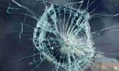 படிக்கட்டில் தொங்கியபடி ரகளை நடுவழியில் இறக்கி விட்டதால் பஸ் கண்ணாடியை உடைத்த வாலிபர்கள்