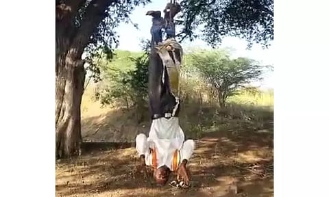 கந்துவட்டி கொடுமையை கண்டித்து புளியமரத்தில் தலைகீழாக தொங்கிய வழக்கறிஞர்...!