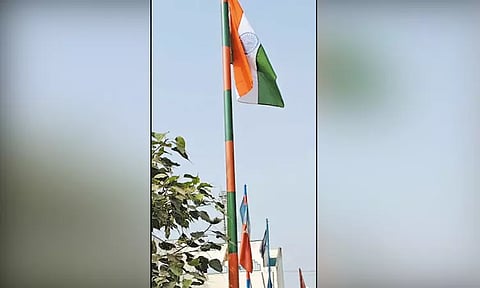 திருவள்ளூரில் பா.ஜ.க. கட்சி கொடி கம்பத்தில் தேசிய கொடி ஏற்றியதால் பரபரப்பு