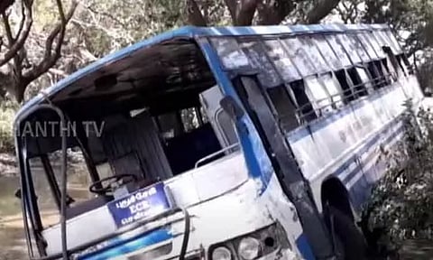 செங்கல்பட்டு கூவத்தூர் அருகே காரின் மீது அரசு பேருந்து மோதி விபத்து - 5 பேர் காயம்