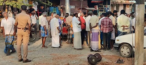 மின்கம்பங்களை மாற்றி அமைப்பதில் பாரபட்சம்:பொதுமக்கள் சாலை மறியலில் ஈடுபட முயன்றதால் பரபரப்பு