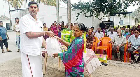 125 பேருக்கு அரிசி மூட்டை, மளிகை பொருட்கள்