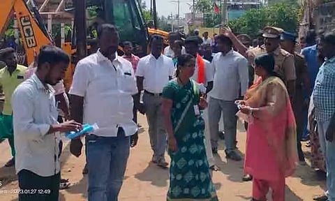 ஆக்கிரமிப்பு செய்து கட்டப்பட்ட 5 வீடுகள் இடிப்பு