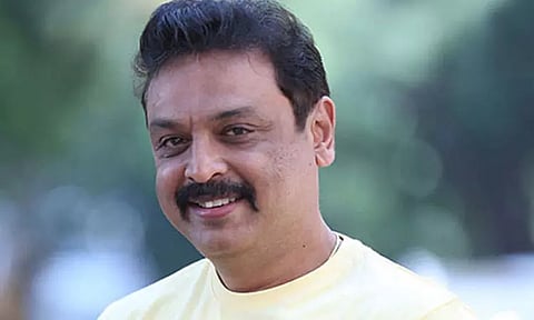 கொலை செய்ய சதி செய்கிறார்... மனைவி மீது பிரபல நடிகர் வழக்கு