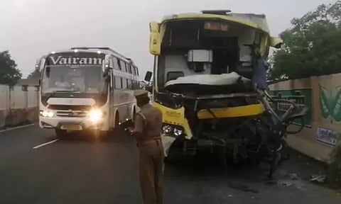 அச்சரப்பாக்கம் அருகே லாரி மீது ஆம்னி பஸ் மோதல் - போக்குவரத்து பாதிப்பு