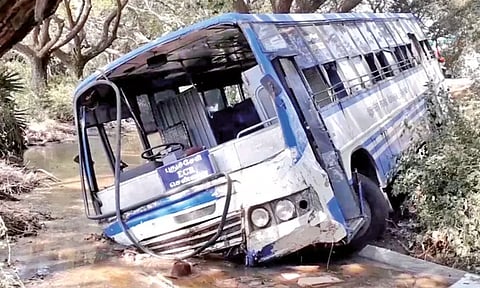 கூவத்தூர் கிழக்கு கடற்கரை சாலையில் பஸ், கார், ஷேர் ஆட்டோ அடுத்தடுத்து மோதல்; 5 பேர் காயம்