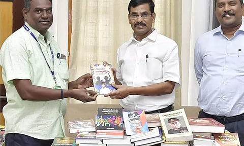 அரசு கல்லூரி மாணவர் விடுதிக்கு தான் எழுதிய புத்தகங்களை வழங்கினார் தலைமைச் செயலாளர் இறையன்பு...!