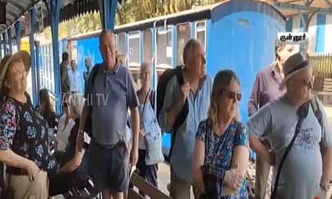 நீலகிரி மலை ரெயிலை ரூ.3.60 லட்சத்திற்கு வாடகைக்கு எடுத்த இங்கிலாந்து சுற்றுலா பயணிகள்