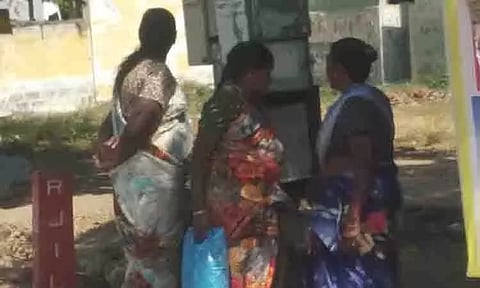 தளவாப்பாளையம் கடைவீதியில் பயணிகள் நிழற்குடை அமைக்கப்படுமா?