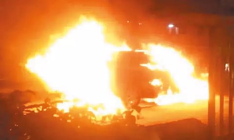 சோழிங்கநல்லூரில் சாலையில் சென்று கொண்டிருந்த கார் திடீரென தீப்பிடித்து எரிந்ததால் பரபரப்பு