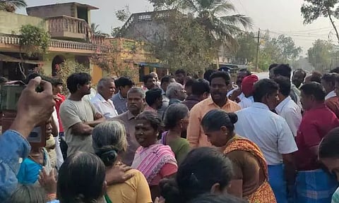 அடிக்கடி விபத்து:செம்மண் ஏற்றி வந்த லாரியை சிறை பிடித்து கிராம மக்கள் போராட்டம்சோழத்தரம் அருகே பரபரப்பு