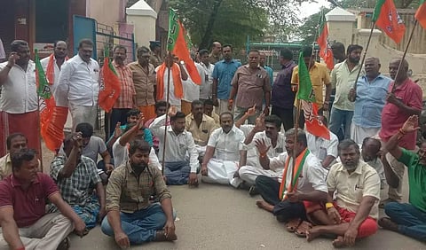 நகராட்சி அலுவலகத்தை முற்றுகையிட்ட பா.ஜ.க.வினர்