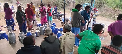 கொள்முதல் நிலையம் முன்பு பால் உற்பத்தியாளர்கள் போராட்டம்
