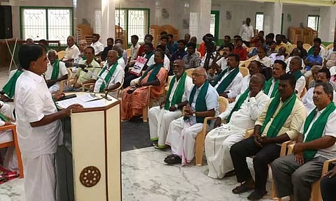 4 ஆண்டு கரும்பு நிலுவைத்தொகை ரூ.25 கோடியை உடனடியாக வழங்க வேண்டும் முண்டியம்பாக்கம் கரும்பு விவசாயிகள் சங்க கூட்டத்தில் தீர்மானம்