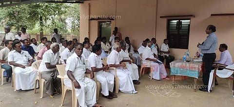 பரமத்திவேலூரில்விவசாயிகள் சங்க ஆலோசனை கூட்டம் ராஜா வாய்க்காலில் 15 நாட்கள் தண்ணீர் நிறுத்த முடிவு