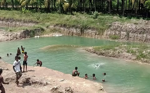 தேனி ரெயில் நிலையத்தில் உருவான குட்டையில்ஆபத்தை உணராமல் உற்சாக குளியல்:தடுப்பு நடவடிக்கை எடுக்க பொதுமக்கள் கோரிக்கை