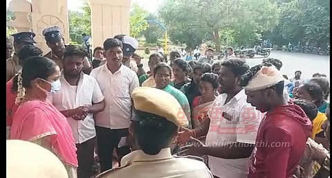 போலீசார் பொய் வழக்குப்பதிவு செய்வதாக கிராம மக்கள் திடீர் போராட்டம்