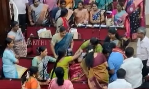சென்னை மாநகராட்சி கூட்டத்தில் உறுப்பினர் திடீர் மயக்கம் - பரபரப்படைந்த மாமன்ற கூட்டம்