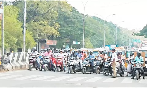 தியாகிகள் தினம்: சென்னையில் போக்குவரத்து சிக்னல்களை நிறுத்தி 2 நிமிடம் அஞ்சலி