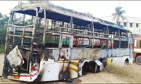 நடுரோட்டில் சொகுசு பஸ் தீப்பிடித்து எரிந்தது 12 பயணிகள் படுகாயம்